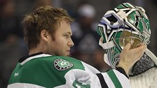 Dallaský gólman Kari Lehtonen si upravuje masku. Dallaský gólman Kari Lehtonen si upravuje masku.