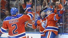 Andrej Sekera (2), Jordan Eberle (14) a Leon Draisaitl (29) slaví gól Edmontonu.