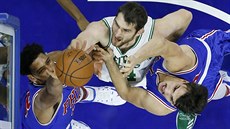 Tyler Zeller (v bílém) z Bostonu bojuje s Jahlilem Okaforem (vlevo) a Dariem...