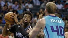 Andrew Wiggins (vlevo) z Minnesot se tlaí ke koi Charlotte kolem Codyho...