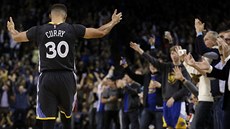 Stephen Curry z Golden State se koupe v ovacích fanoušků. Stephen Curry z Golden State se koupe v ovacích fanoušků.