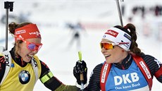 Laura Dahlmeierová (vlevo) se raduje z druhého místa ve stíhacím závod v...