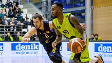 Kevin Ware z Brna překonává bránícího Radima Klečku z Opavy. Kevin Ware z Brna překonává bránícího Radima Klečku z Opavy.