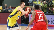 Chris Hass (vlevo) ještě v dresu Phoenixu Hagen, čelí obraně Reggieho Reddinga... Chris Hass (vlevo) ještě v dresu Phoenixu Hagen, čelí obraně Reggieho Reddinga...