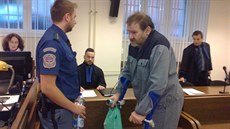 Karel Štraus se u Krajského soudu v Hradci Králové zodpovídá z vydírání,... Karel Štraus se u Krajského soudu v Hradci Králové zodpovídá z vydírání,...