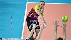 Adrian Patucha z Liberce (čelem) v utkání Ligy mistrů proti Resovii Rzeszów. Adrian Patucha z Liberce (čelem) v utkání Ligy mistrů proti Resovii Rzeszów.