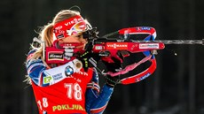 Eva Puskaríková pi nástelu ped sprintem v Pokljuce