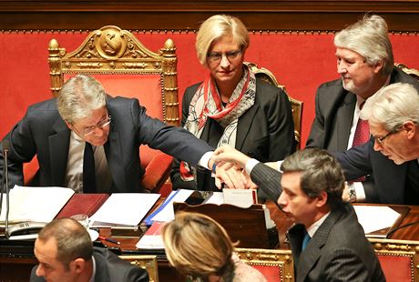 Italský premiér Paolo Gentiloni si v Senátu ped hlasováním o dve podává...