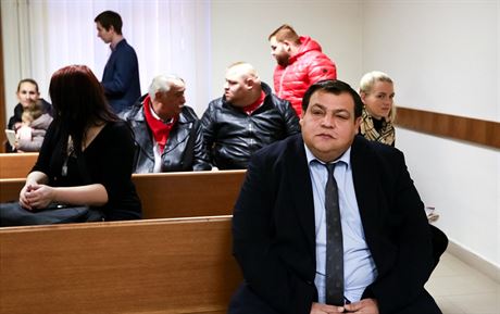 Tibor Lakato usedl u Krajského soudu v Brn jako obalovaný za útok maetou....