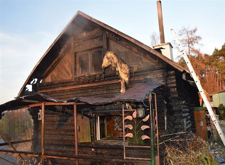 Na Jílovsku nkdo úmysln zapálil chatu (19.12.2016).