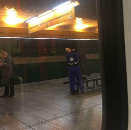 Mu v uniform Dopravního podniku vyhrooval mladému idovi v metru.