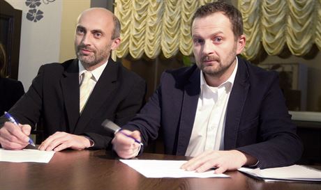 Jan Korytá s Tiborem Batthyánym pi podpisu koaliní smlouvy (2014).