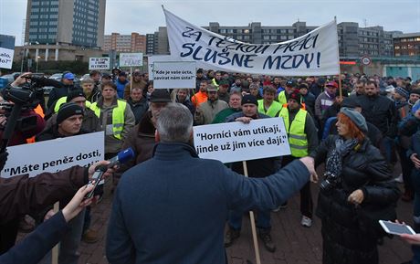 editel Severoeských dol Ivo Pgímek (vpedu zády) hovoí s demonstrujícími...