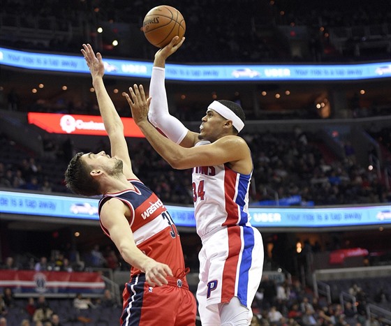 Tobias Harris z Detroitu zakonuje pes Tomáe Satoranského z Washingtonu.