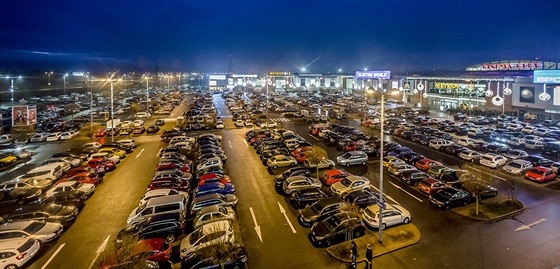 Parkovit nákupního centra na praském Zliín bhem zlaté nedle (18.12.2016).