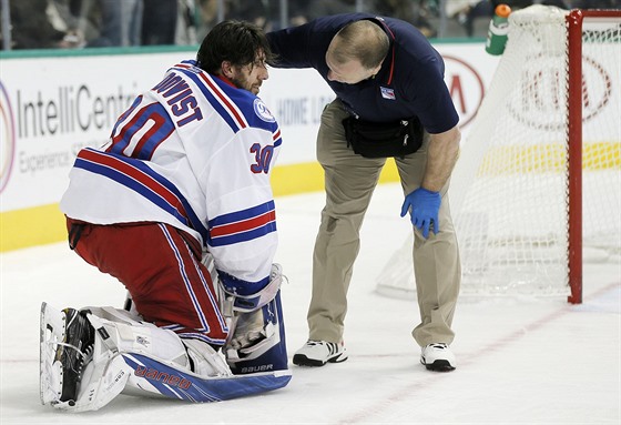 Henrik Lundqvist je otesený po sráce s útoníkem Eakinem.