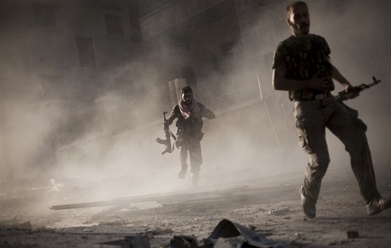 Bojovnci Syrsk osvobozeneck armdy prchaj bhem bombardovn. (7. z 2012)