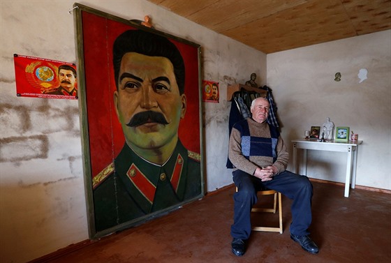 Vasili Sidamonidze se me pochlubit velkým portrétem Stalina, který zdobí ze...