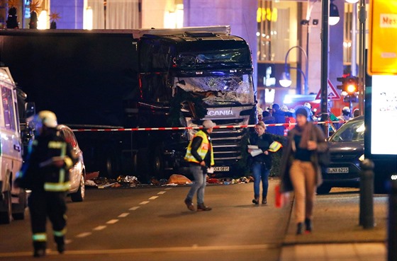 Do davu na vánoním trhu na námstí Breitscheidplatz v Berlín vjel nákladní...