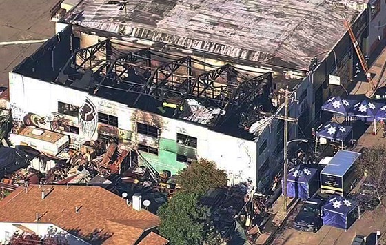 Letecký pohled na sklad v Oaklandu, kde uhoelo 36 lidí.