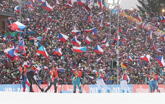 PED PLNMI TRIBUNAMI. Biatlonistky pi hromadnm zvodu v Novm Mst na...