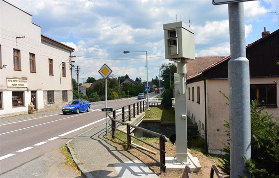 Jeden z radar mí rychlost a fotí auta s idii v Kroun u Hlinska.