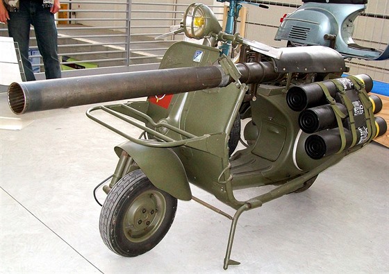 Vespa 150 TAP s protitankovým kanonem M20 a municí