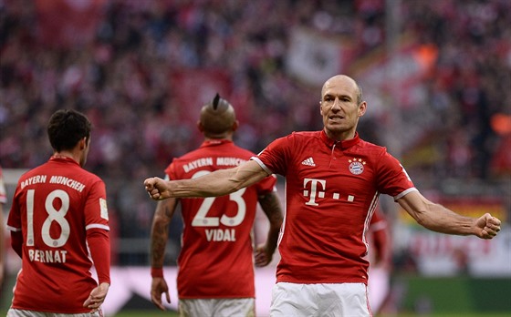 Holanan ve slubách Bayernu Mnichov Arjen Robben oslavuje úvodní gól zápasu s...