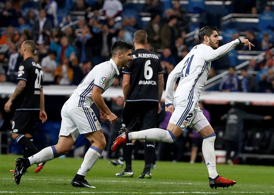 Álvaro Morata z Realu Madrid slaví gól v ligovém zápase s La Coruou.