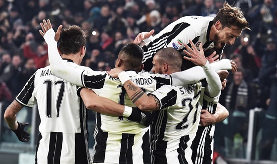 V EUFORII. Fotbalisté Juventusu se radují ze vsteleného gólu do sít as ím.
