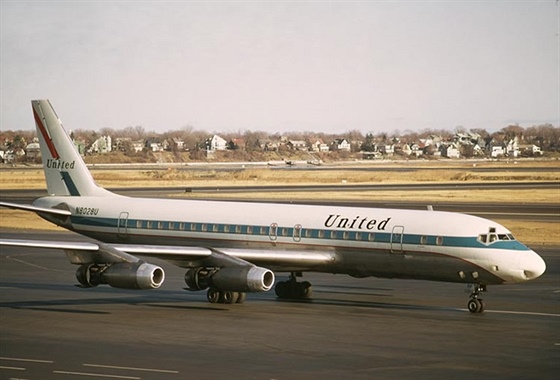 Douglas DC-8 spolenosti United Airlines, linky 826.