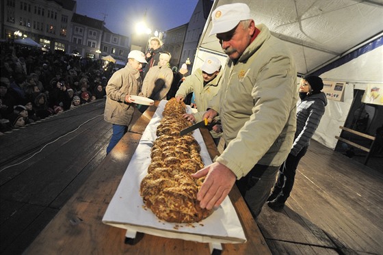 Pelhimovtí pekai i letos pipraví a naporcují velkou vánoku.