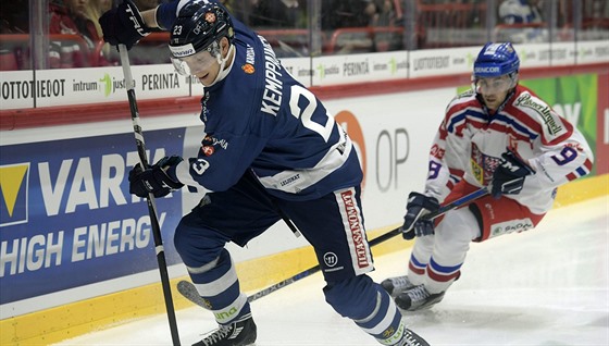 Finský hokejista Joonas Kemppainen (vlevo) kontroluje puk ped Janem Ruttou z...
