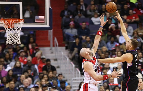 Blake Griffin (vpravo) z Los Angeles Clippers zakonuje pes Marcina Gortata z...