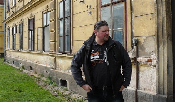 Milan Mircea Filipcik ped domem v Soukenické ulici v Olivtín (14.4.2015).