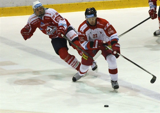 Pardubick Petr Skora (vlevo) a Jan Jaromsk z Olomouce bojuj o puk.