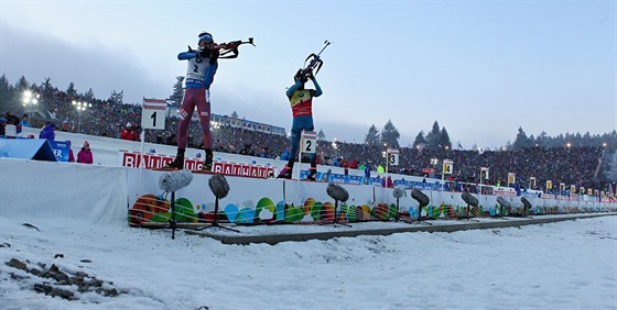 Ilustraní foto ze SP v Novém Mst, na stelnici jsou Martin Fourcade a Anton ipulin.