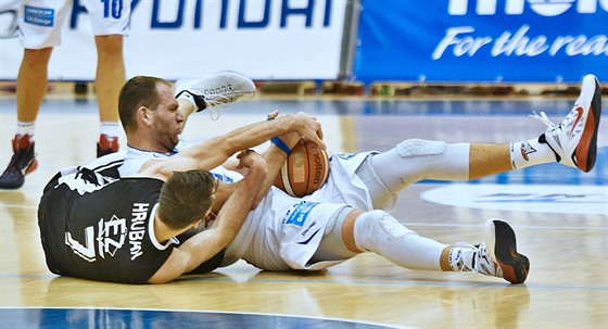 Dínský basketbalista Jakub Houka (v bílém) se petahuje o mí s Vojtchem...