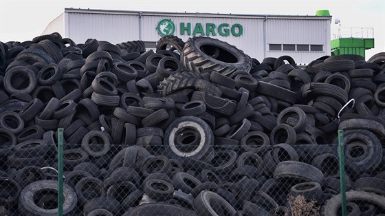 Hromady válejících se starých pneumatik ped nkdejí firmou Hargo. 