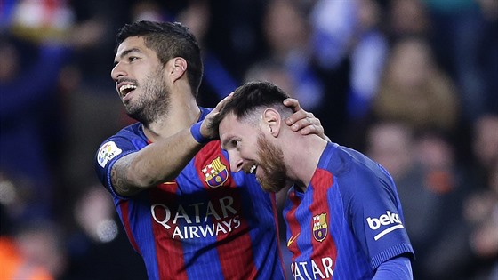 Útoník Barcelony Luis Suárez (vlevo) se s Lionelem Messim raduje z gólu do...