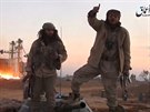 Bojovníci IS nedaleko syrské Palmýry. Snímek z videa zveejnného agenturou...