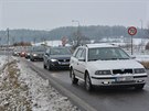 Kolony vozidel pobl automobilky v Kvasinch na Rychnovsku v dob stdn...