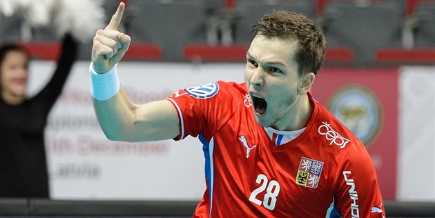 Český florbalista Matěj Jendrišák slaví gól v utkání proti Švýcarsku. Český florbalista Matěj Jendrišák slaví gól v utkání proti Švýcarsku.