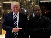 Rapper Kayne West navtvil newyorsk mrakodrap Trump Tower, kde se setkal s...