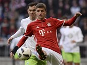 tonk Bayernu Mnichov Thomas Mller v akci bhem utkn proti Wolfsburgu.