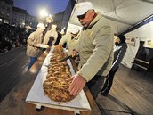 Pelhřimovští pekaři i letos připraví a naporcují velkou vánočku. Pelhřimovští pekaři i letos připraví a naporcují velkou vánočku.