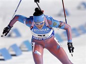 Rusk biatlonistka Tatjna Akimovov projd vtzn clem sprintu v Novm...