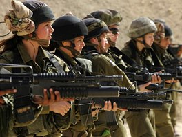 Vojaky z izraelskho smenho praporu Karakal na stelnici (13. nora 2007)