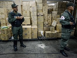 Venezuelsk policie pi zabavovn hraek.