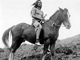 Tento bojovník na koni patil ke kmeni Nez Perce, který byl proslulý výtenou...